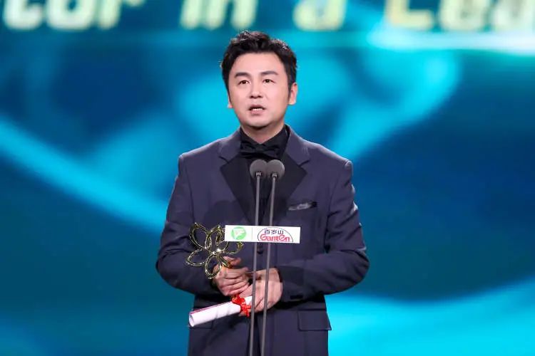 上海白玉兰奖颁奖典礼红毯仪式，各路明星纷纷亮相。重大奖项揭晓!